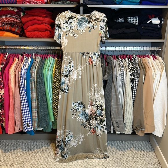 Bellamie gray/white/blue/taupe floral short sleeve maxi dress size S - Picture 3 of 3